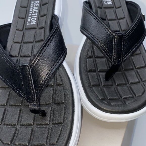 Kenneth Cole Reaction Four Thong Sandals - Picture 3 of 8